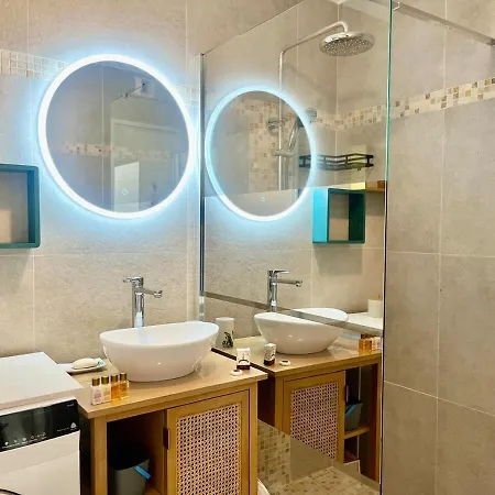 Le Lys D'or Yourhosthelper *