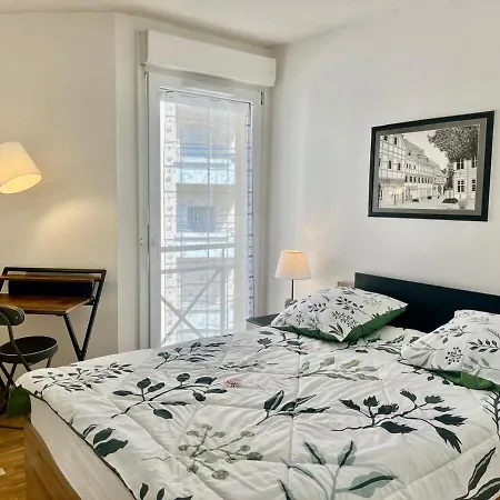 Le Lys D'or Yourhosthelper *